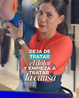 Lorena revisando la posición de un ciclista en su consultorio